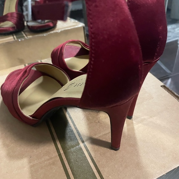 Wine coloured satin heels by Chinese Laundry size 5.5 NWOT - Picture 5 of 6